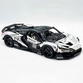 McLaren W1 Ultime à l'échelle 1:8 | Édition Personnalisée Chromée | Livrée dans son Coffret Cadeau d'Origine (Plus de 4200 exemplaires)