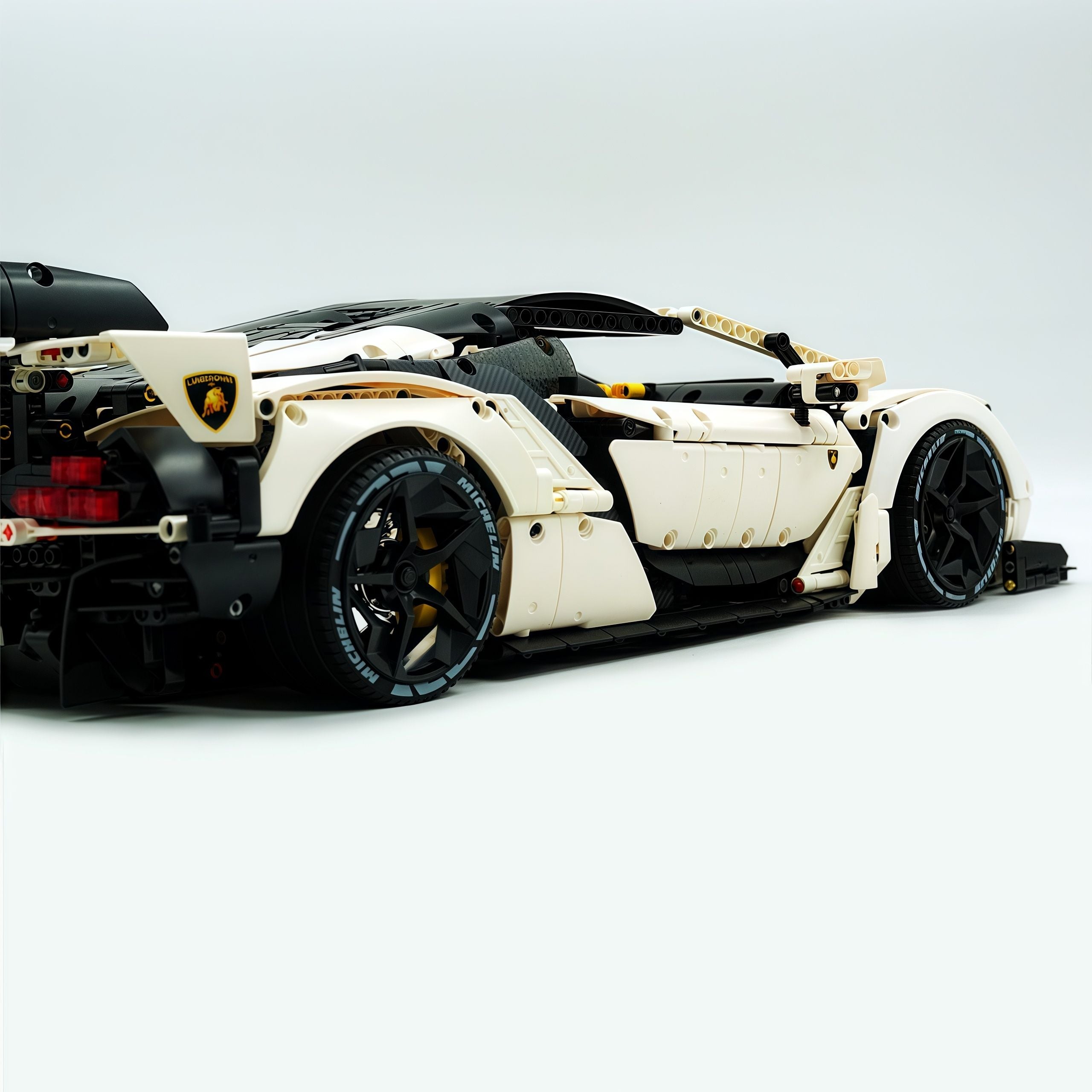 1: 8 Lamborghini One Off: Auténtica, White Goddess Version, Motorized Convertible Switch Mode, Full Vehicle Motorization (3392 Pcs)