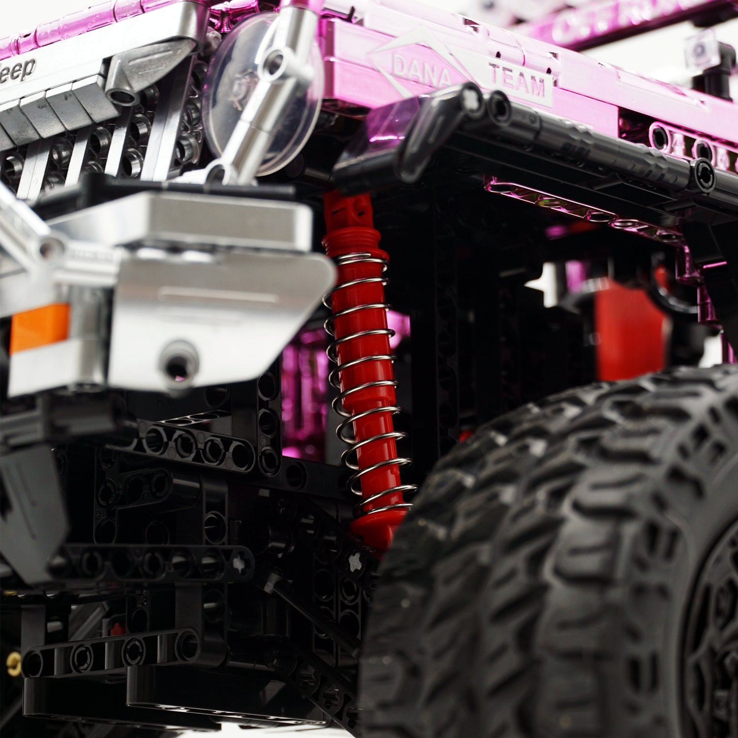 1: 6 Jeep Wrangler Off-Road Electroplating Pink Limited Edition (2121 PCS)