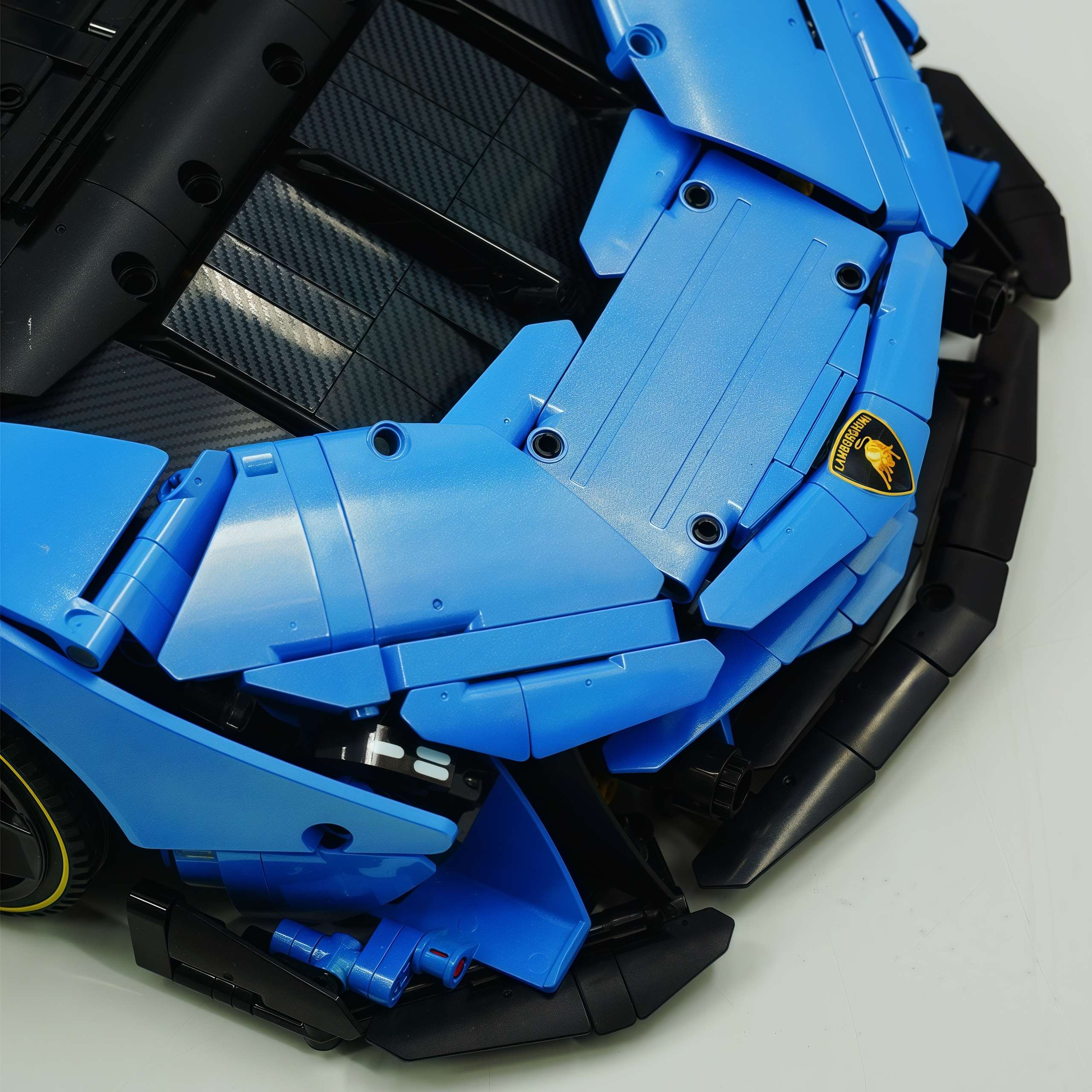 1: 8 Lamborghini One Off: Auténtica, Paint Pearl Blue Version, Motorized Convertible Switch Mode, Full Vehicle Motorization (3392 Pcs)