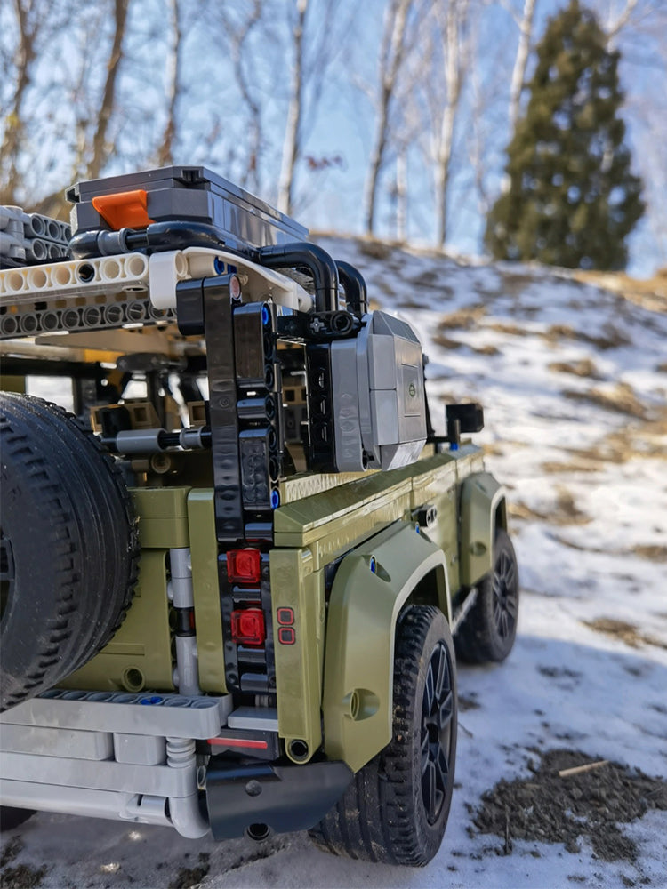 Land Rover Defender, Removable Roof Rack, Rotating Gear to Recover the Tow Rope, Travel Compartment, Foldable Rear Seats, Four-Speed Gearbox, Six-Cylinder Engine (2623 Pcs)