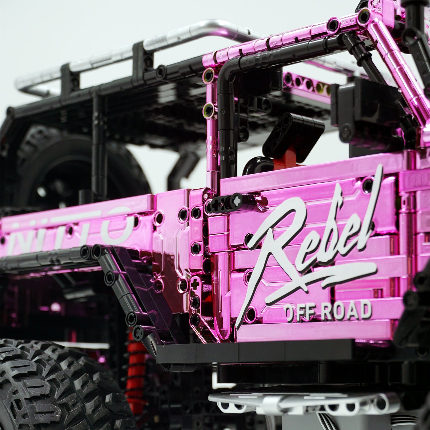 1: 6 Jeep Wrangler Off-Road Electroplating Pink Limited Edition (2121 PCS)