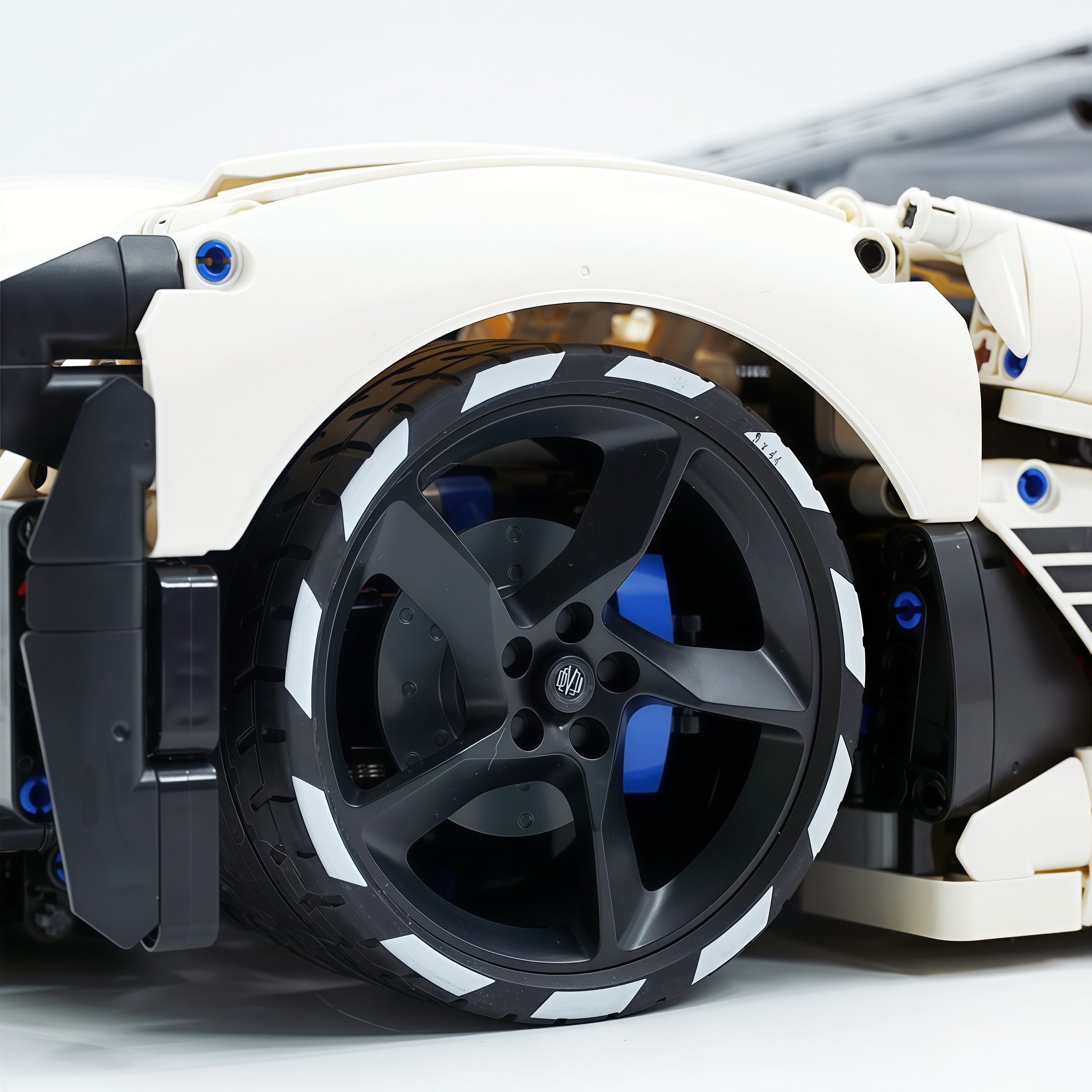 1:8 Devel sixteen V16 | Officially licensed (4016PCS) - BAV BRICK