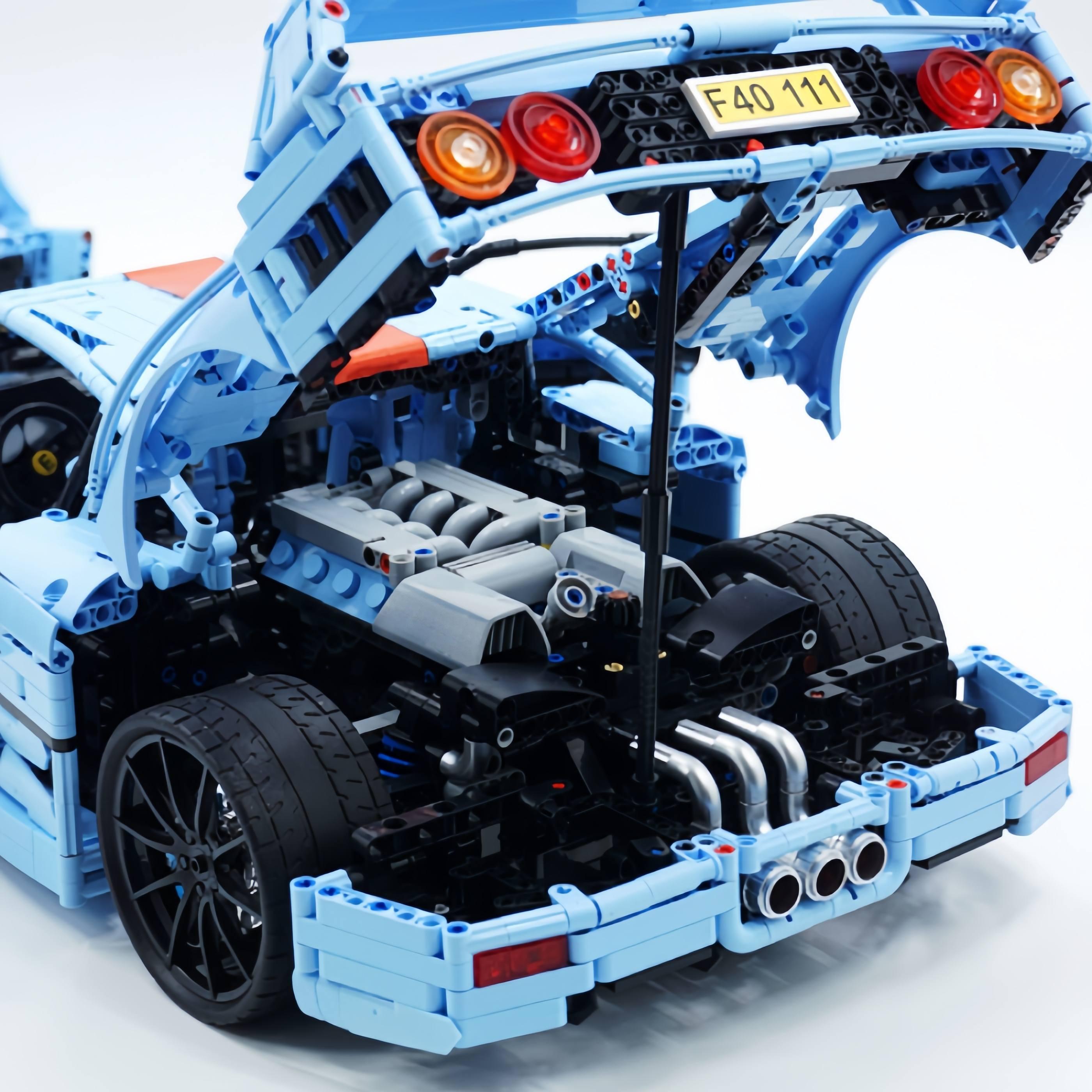 1:8 The Ultimate Ferrari F40 Supercar, Gulf Blue Custom Edition (4026 PCS)
