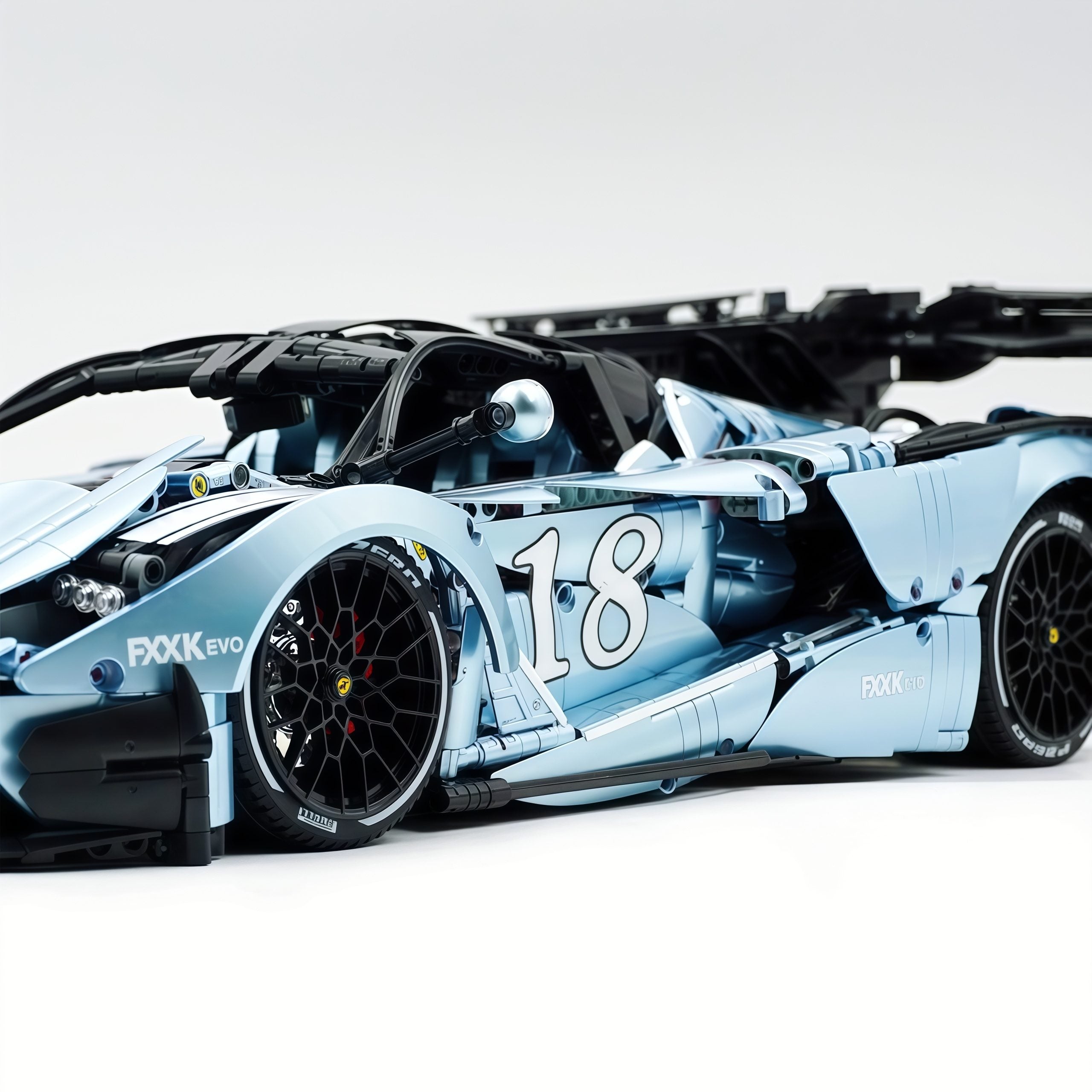 1: 8 LaFerrari FXXK EVO Custom Modified, The Captivating Bolivian B1lue Enamel Paint, Oversized Rear Wing (4739 Pcs)