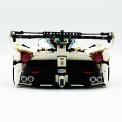 LaFerrari FXXK EVO a escala 1:8 | Edición personalizada con pintura en blanco perla (4580 piezas)