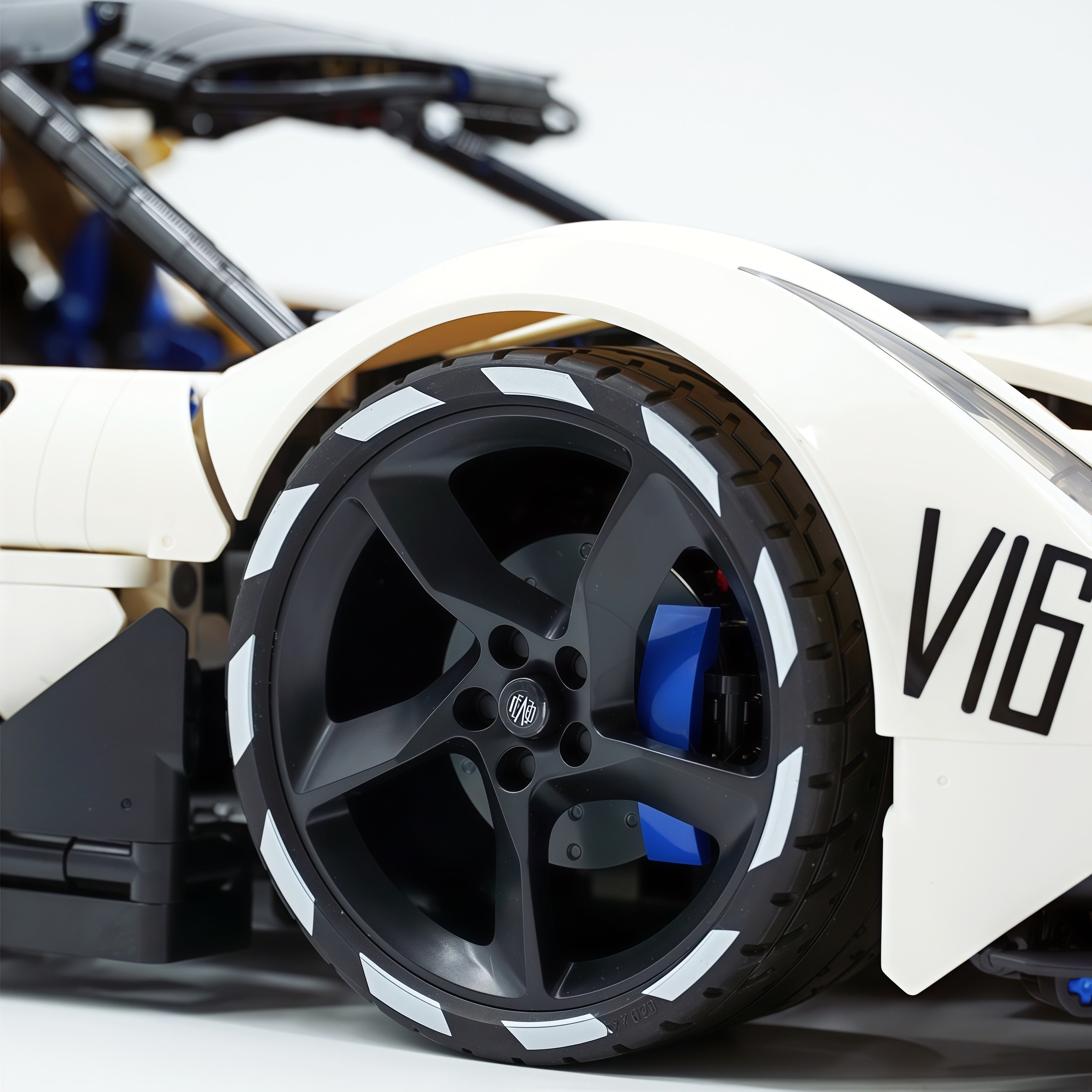 1:8 Devel sixteen V16 | Officially licensed (4016PCS) - BAV BRICK