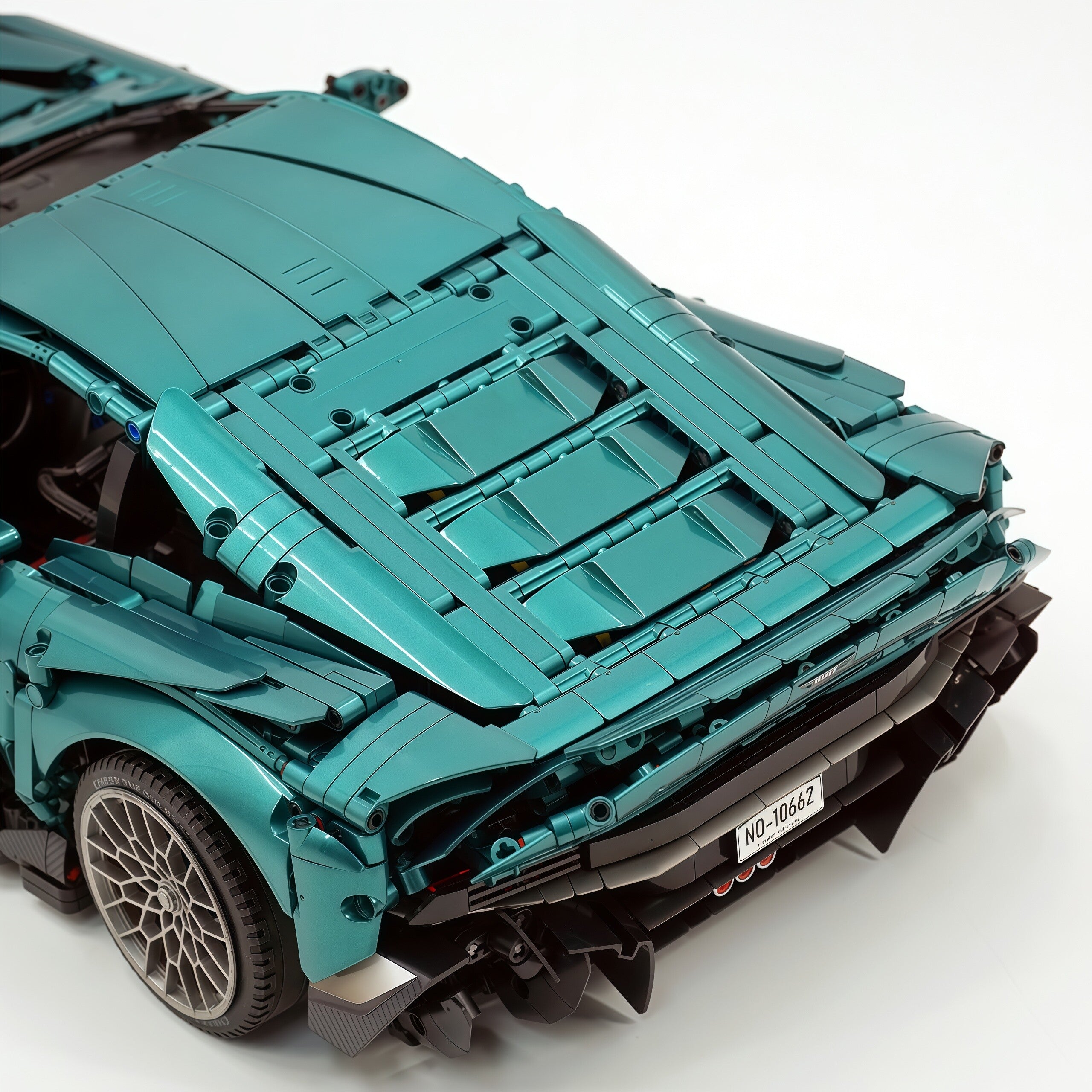 1:8 Aston Martin Valour | RC British Hypercar | Emerald Green Pearlescent Paint Edition (3828 PCS) - BAV BRICK