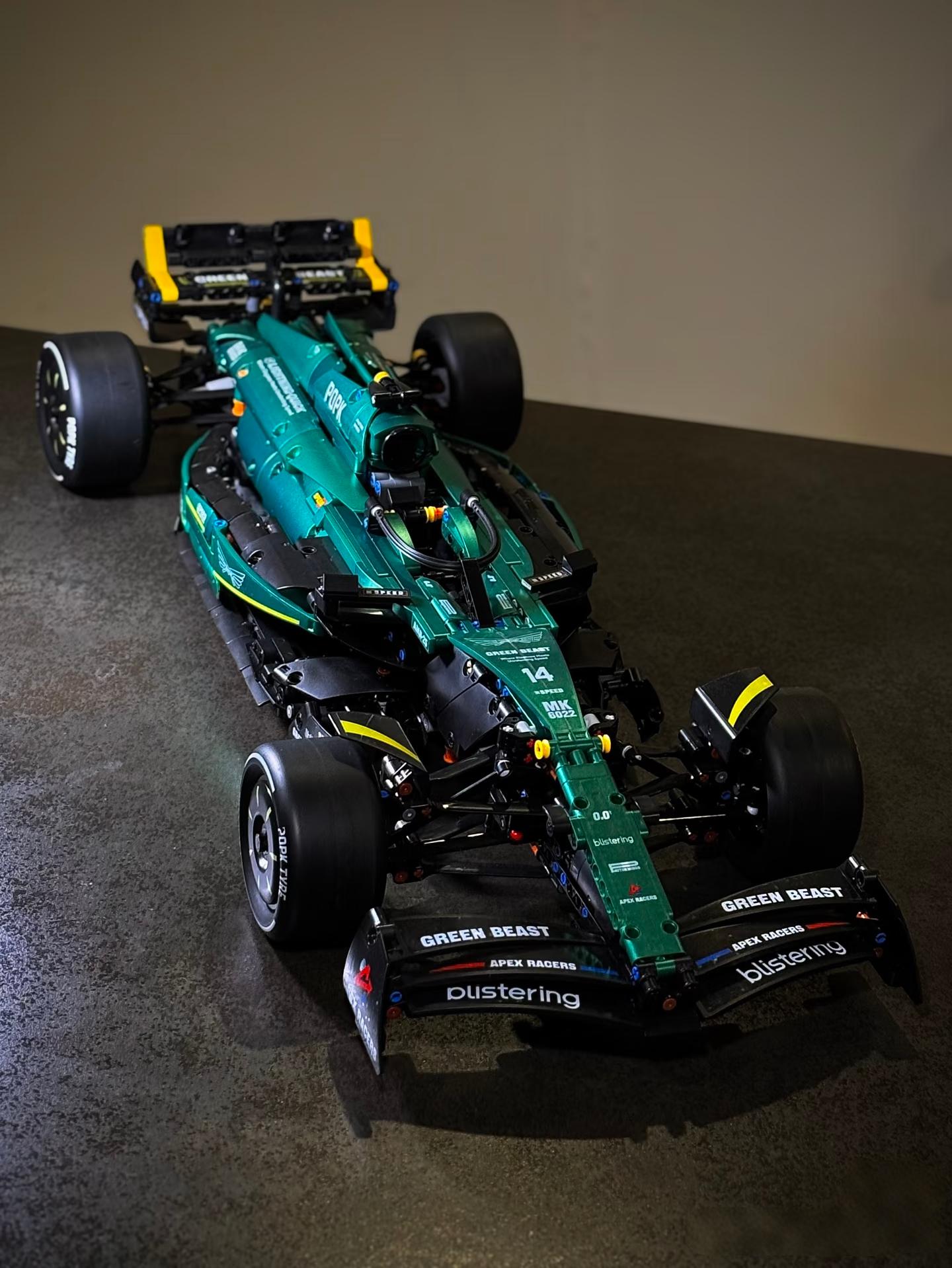 1:8 Aston Martin AMR25 F1 Car (1912 Pcs) - BAV BRICK