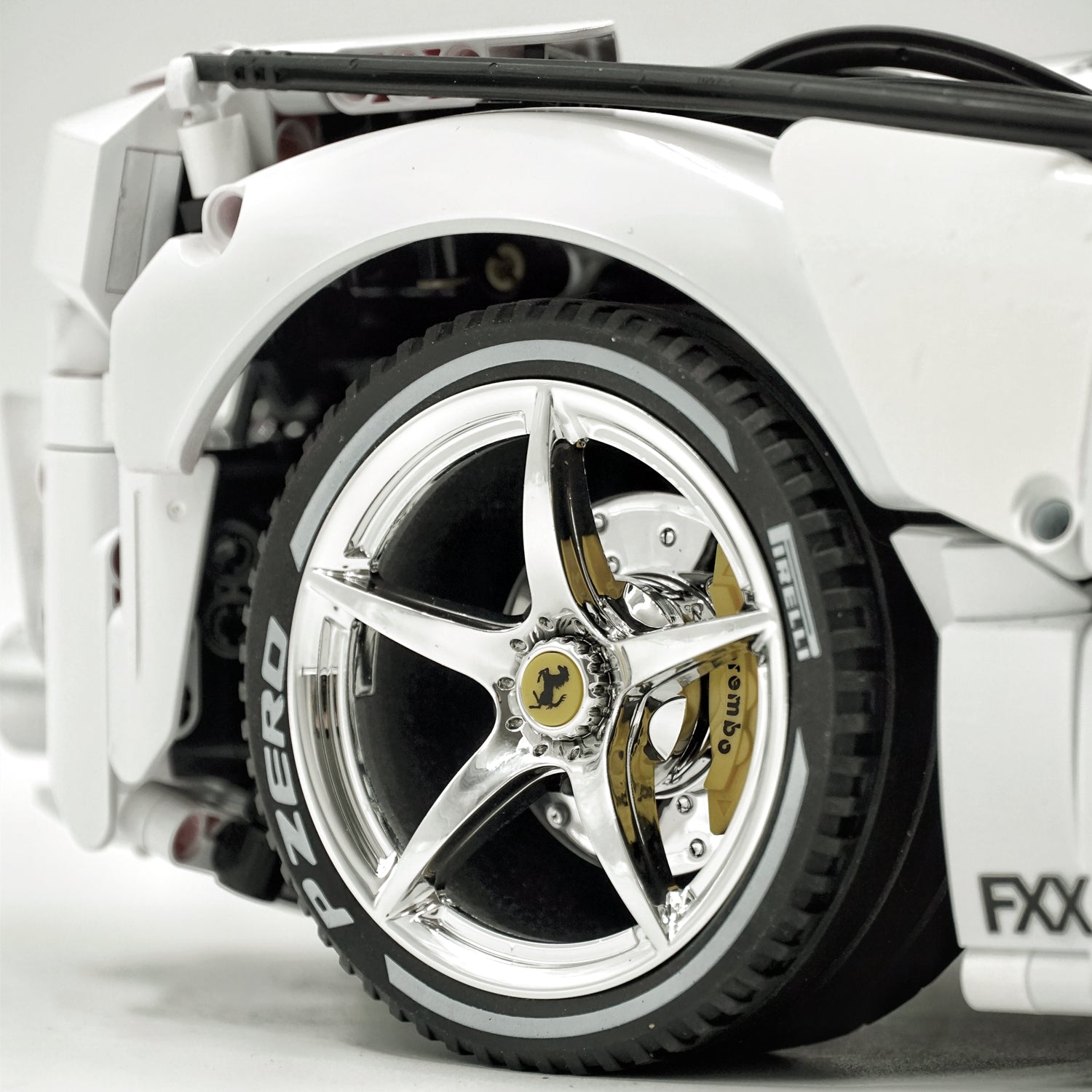 1: 8 LaFerrari FXXK EVO Custom Modified, Rare Pearl White Enamel Paint, Oversized Rear Wing (4739 Pcs)