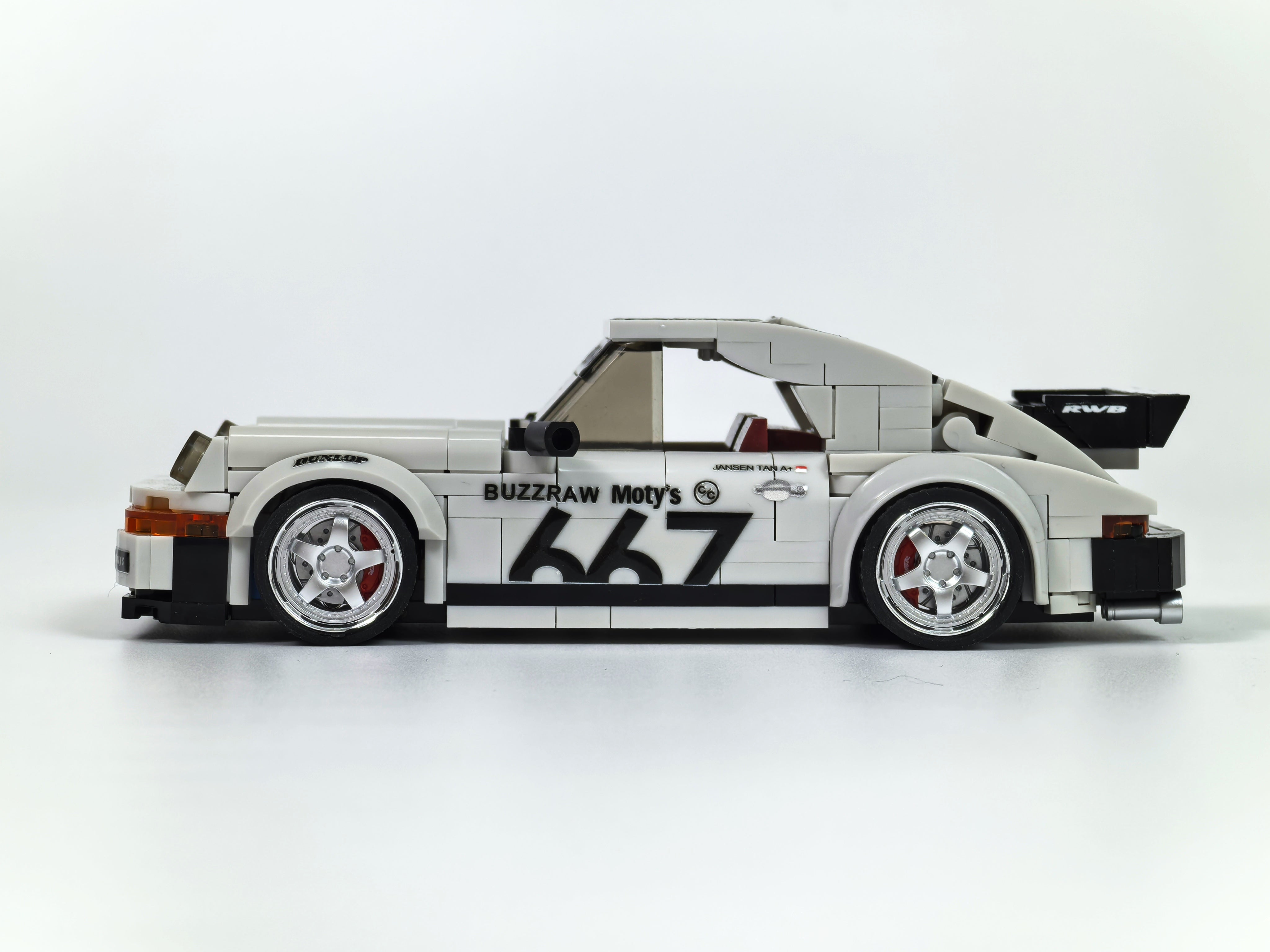 1: 24 CUSTOM GERMAN PORSCHE 930 with Container Display Case (318 PCS) - BAV BRICK