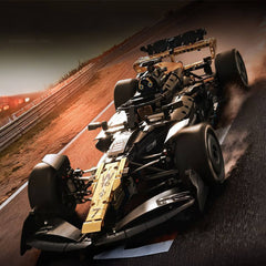 1:8 Brad Pitt No.7 Black Gold F1 | Remote Controlled Grand Prix Machine (1900pcs)