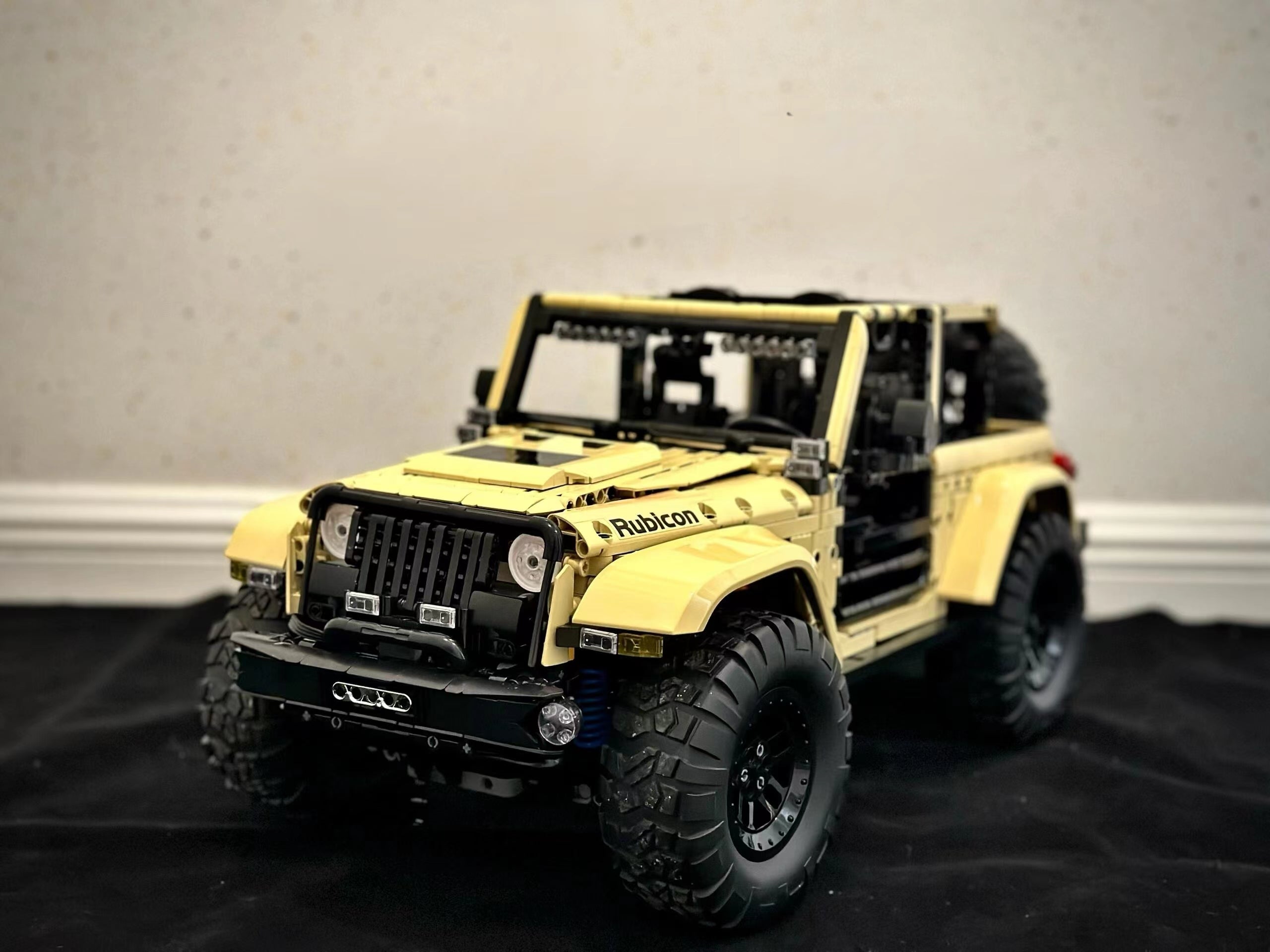 1: 6 Jeep Wrangler Off-Road Pickup with Remove Control, Electric Telescopic Hook, Tank Turn, Exclusive Wheel Arch, 3621 Pcs