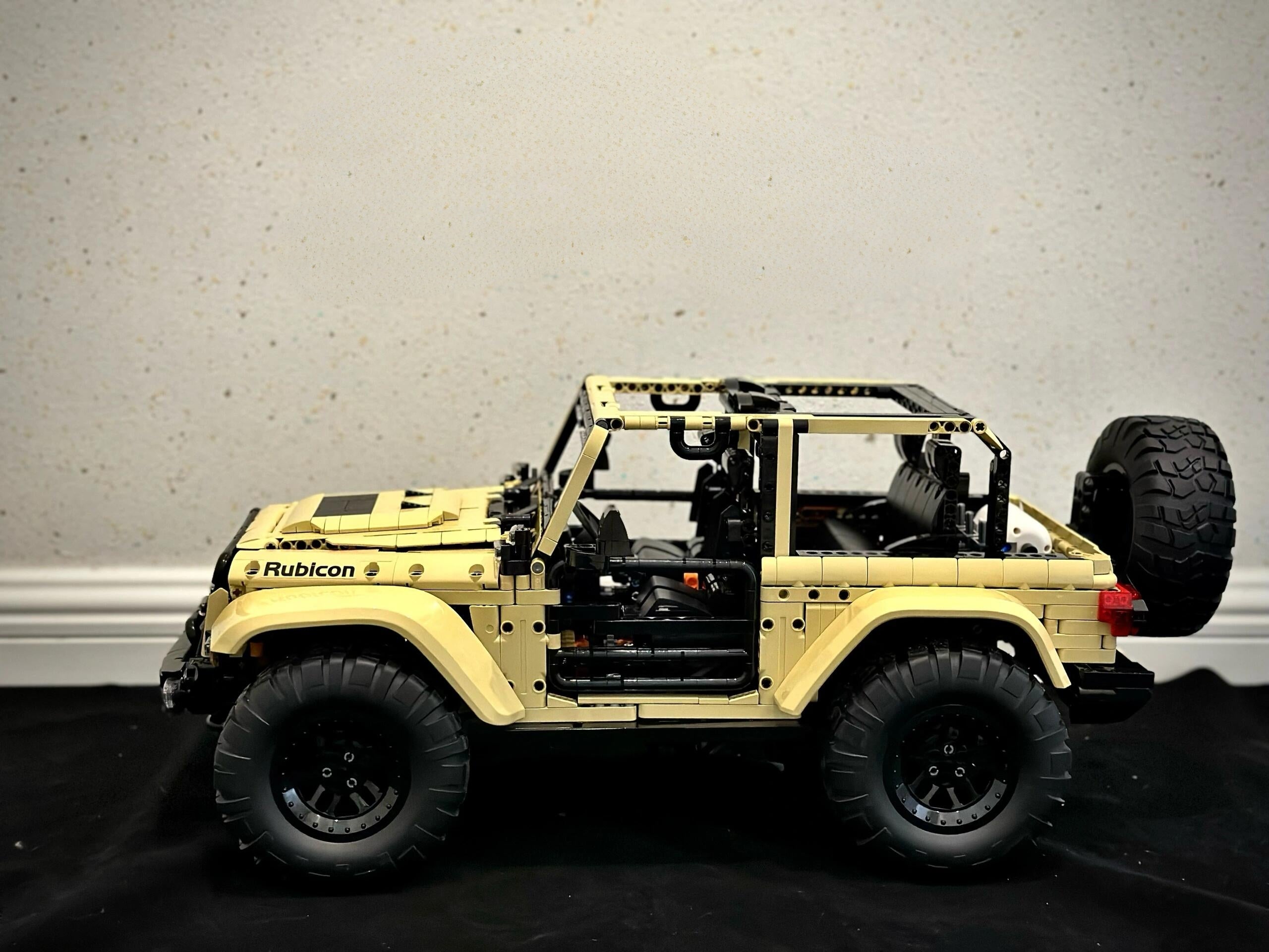 1: 6 Jeep Wrangler Off-Road Pickup with Remove Control, Electric Telescopic Hook, Tank Turn, Exclusive Wheel Arch, 3621 Pcs