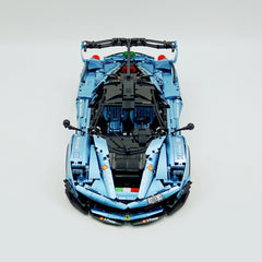 1:8 El hipercoche híbrido italiano definitivo EVO | Pintura rojo perla Insignia italiana (4058PCS)