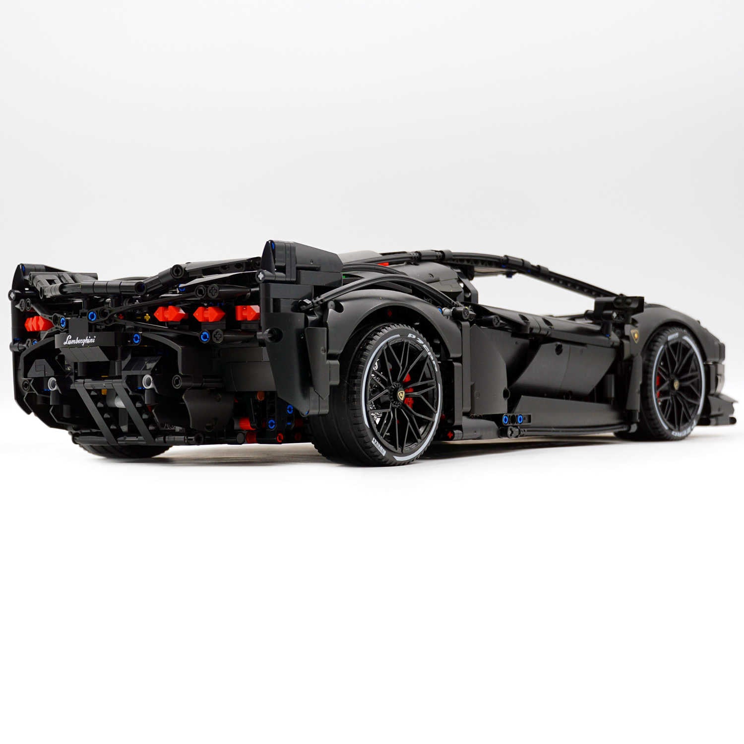 1: 8 Lamborghini Sian Black Special Edition (3696 PCS)