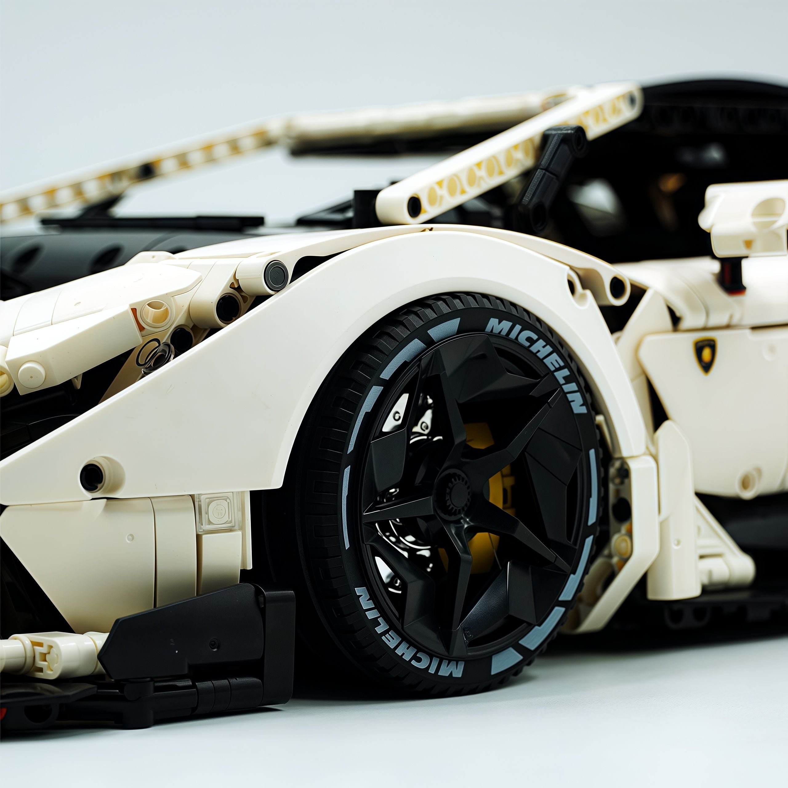 1: 8 Lamborghini One Off: Auténtica, White Goddess Version, Motorized Convertible Switch Mode, Full Vehicle Motorization (3392 Pcs)