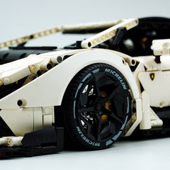 1: 8 Lamborghini One Off: Auténtica, White Goddess Version, Motorized Convertible Switch Mode, Full Vehicle Motorization (3392 Pcs)