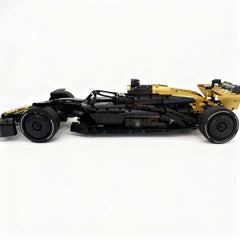 1:8 Brad Pitt No.7 Black Gold F1 | Remote Controlled Grand Prix Machine (1900pcs)