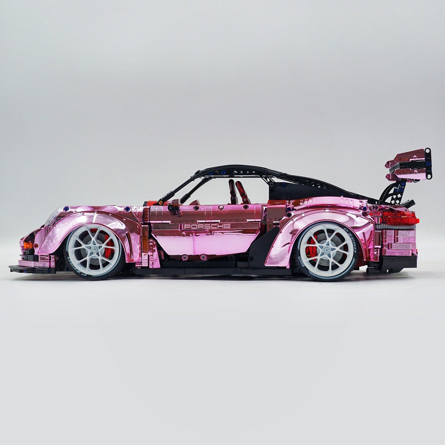 1: 8 Porsche GT2 RS, Limited Mirror Electroplated Edition (3389 Pcs)