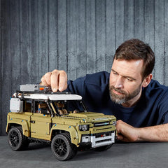 Land Rover Defender, Removable Roof Rack, Rotating Gear to Recover the Tow Rope, Travel Compartment, Foldable Rear Seats, Four-Speed Gearbox, Six-Cylinder Engine (2623 Pcs)