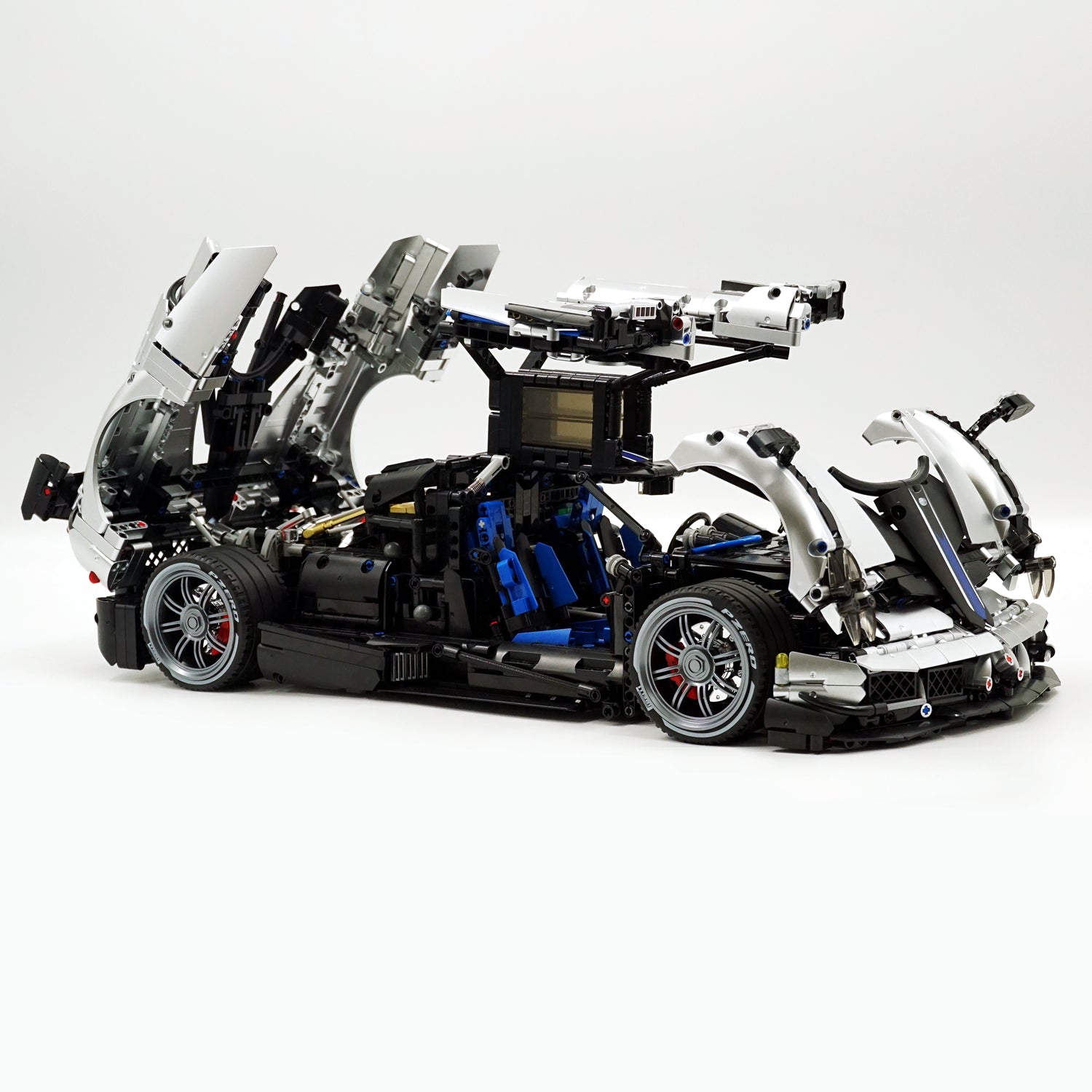 1:8 Pagani Huayra bañado en plata Ultimate Edition (4708 piezas)