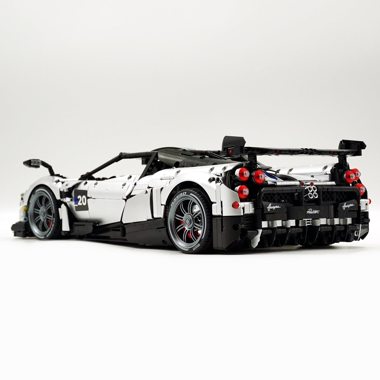 1:8 Pagani Huayra bañado en plata Ultimate Edition (4708 piezas)