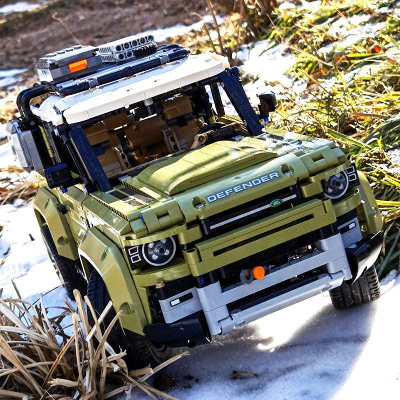 Land Rover Defender, Removable Roof Rack, Rotating Gear to Recover the Tow Rope, Travel Compartment, Foldable Rear Seats, Four-Speed Gearbox, Six-Cylinder Engine (2623 Pcs)