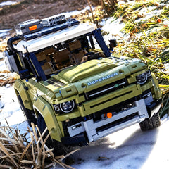 Land Rover Defender, Removable Roof Rack, Rotating Gear to Recover the Tow Rope, Travel Compartment, Foldable Rear Seats, Four-Speed Gearbox, Six-Cylinder Engine (2623 Pcs)